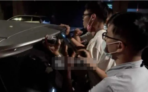 台湾大街上惊见男双手上铐“连人带椅”拖行 竟是诈骗集团黑吃黑遭报复