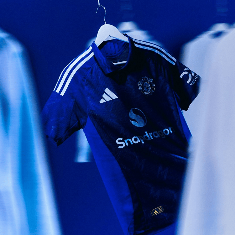 曼联公布新赛季客场球衣：主色调为蓝，带有暗纹，队徽为白