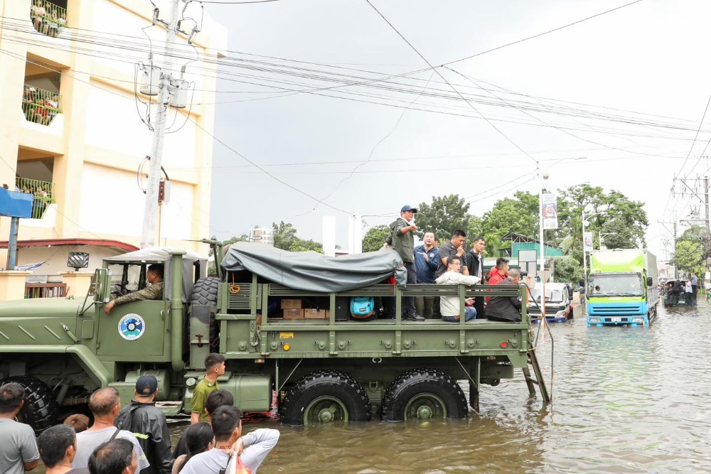 菲律宾总统视察洪水灾区