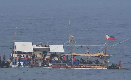 菲律宾船只摆拍作秀中国海警现场管制