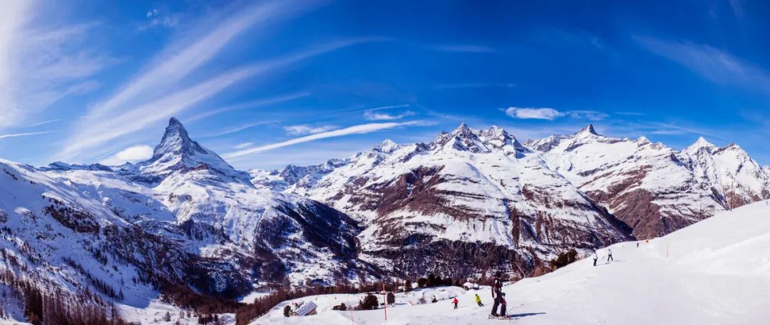 滑雪胜地阿尔卑斯山，今年没雪滑，瑞士日内瓦湖游客在吃冰淇淋 ...
