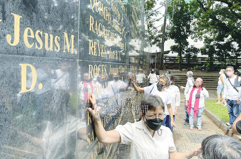 菲人权受害者与小马同步“宣誓”