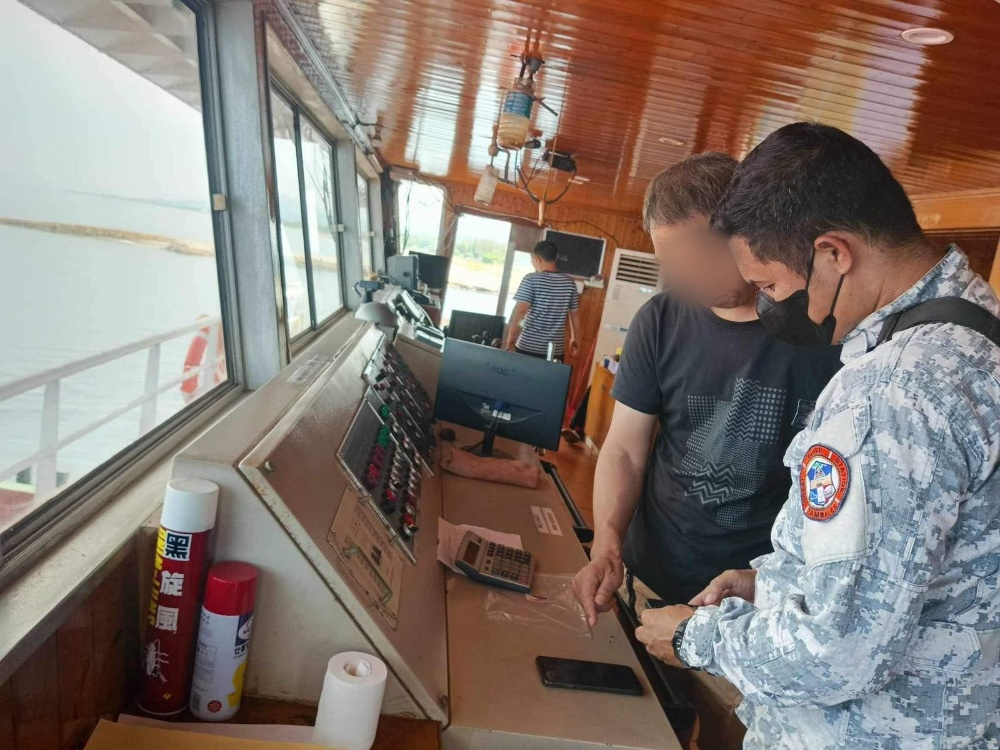 非法偷渡? 菲律宾海警扣留7名中国船员