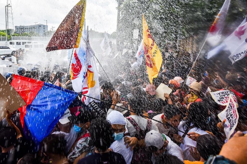 菲律宾警察水炮驱散反马示威者