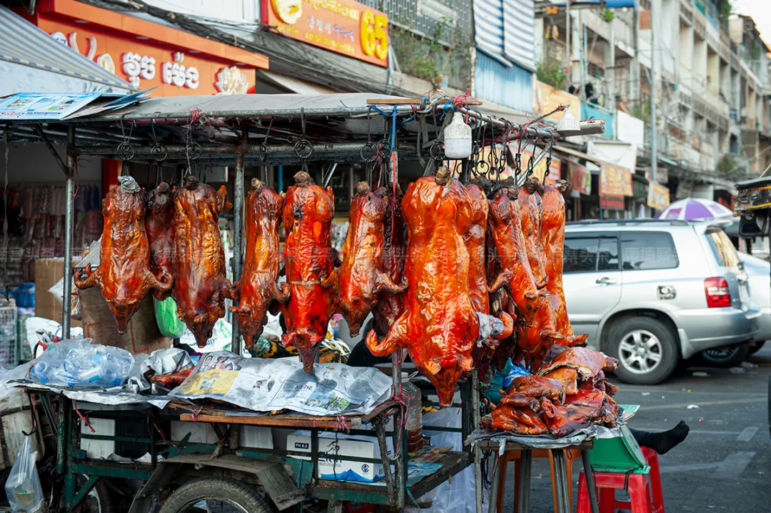 实地采访！春节临近柬埔寨商品价格上涨，烤乳猪一支独秀！