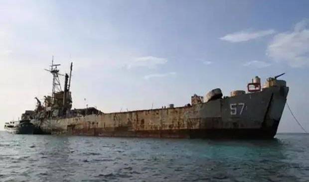 已经77岁高龄赖在仁爱礁的菲律宾破军舰