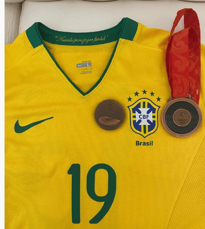 前巴西国脚帕托晒自己的两块奥运奖牌：我去过北京和伦敦