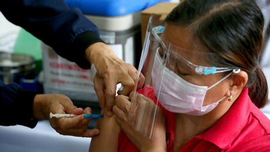医护人员相继感染新冠 菲疫苗接种率放缓