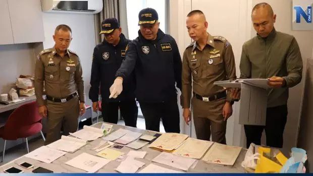 中国夫妇涉诈骗在泰国被捕持柬埔寨等多国护照查获的现金铺满床 ... ...