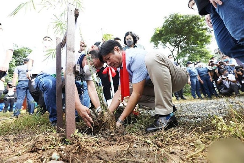 菲律宾总统小费迪南德·马科斯强调正确实施采矿法的重要性